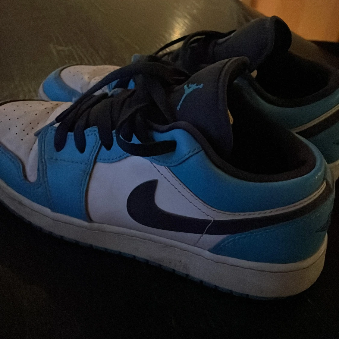 Nike Air Jordans i blått och vitt