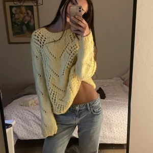 Gul handgjort stickad tröja - Säljer en mysig gul stickad tröja med ett fint mönster. Tröjan har långa ärmar och en lös passform, perfekt för kyliga dagar. Den är både stilren och bekväm, ett måste i garderoben! 💛