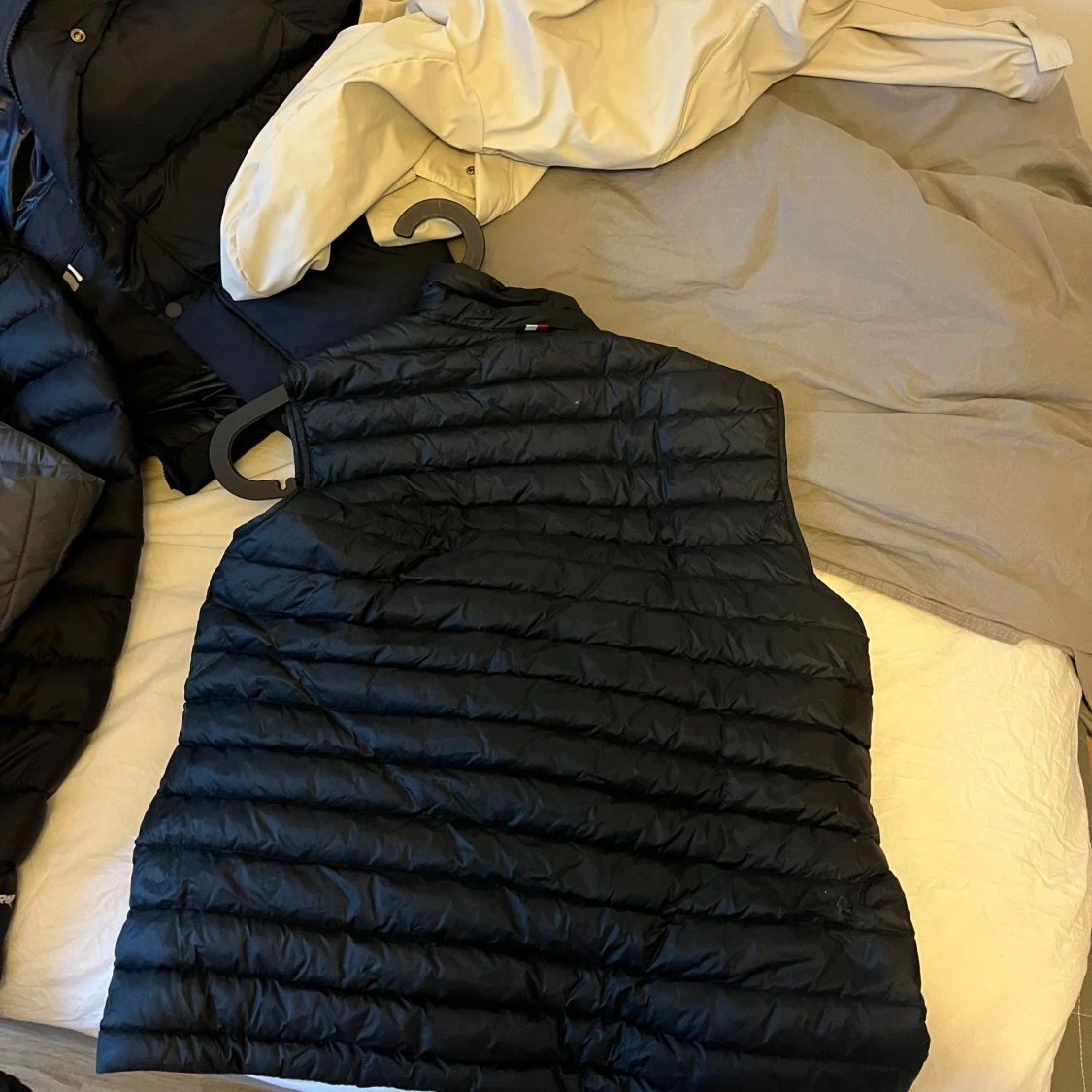 Svart quiltad dunväst från Tommy Hilfiger - 2