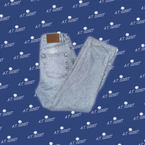 Blå jeans | Grunt - Snygga blå jeans från Grunt med klassisk femficksdesign och en brun läderpatch på baksidan. Perfekta för en avslappnad stil. Passar bra till både till vardags och för finare tillfällen 