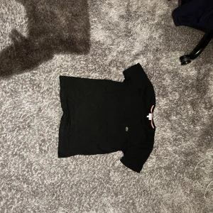 Svart t-shirt, Vit piké, Mörkblå långärmad. Lacoste och Lily Scott - Svart t-shirt, Vit piké, Mörkblå långärmad. Lacoste och Lily Scott. Se bilder. Bra skick, köps allt i ett. Motsvarande storlek i alla. Passar 14-15 åringar enligt storleksguide. Nypris totalt: 1000 kr 
