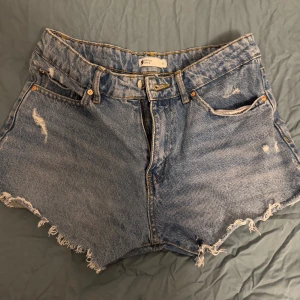 Blå jeansshorts - Säljer ett par coola blå jeansshorts från Gina som jag aldrig har använt:) 