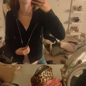 Svart hoodie från Juicy Couture - Säljer en snygg svart hoodie från Juicy Couture. Den har dragkedja framtill och en bekväm passform. Perfekt för en avslappnad stil. 🖤pris kan diskuteras