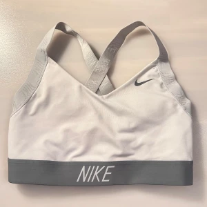 Nike sport bh - Super snygg sport bh med detaljer och fin korsning i rygg. Storlek S har med inlägg som är uttagbara