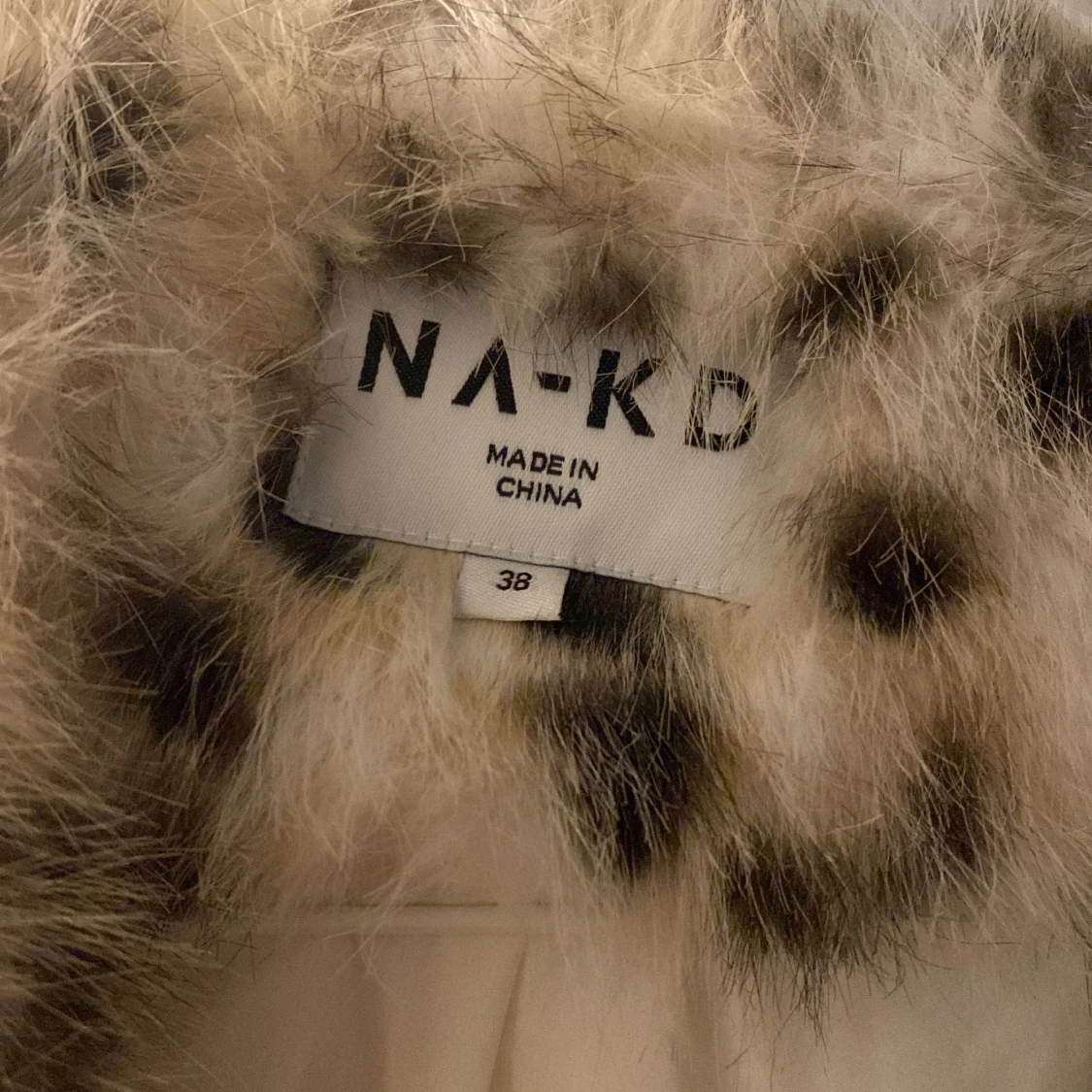 Leopardmönstrad pälsjacka från NA-KD - 2