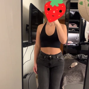 Zara jeans mid waist full length  - Mid waist jeans från Zara som är köpta i marbella i Spanien. Aldrig använt. Sitter snyggt på rumpan och höfterna och är långa och baggy nertill. Är storlek 38 men har alltid 36 så skulle säga att dessa är små i storleken. Lappar och etiker finns kvar.