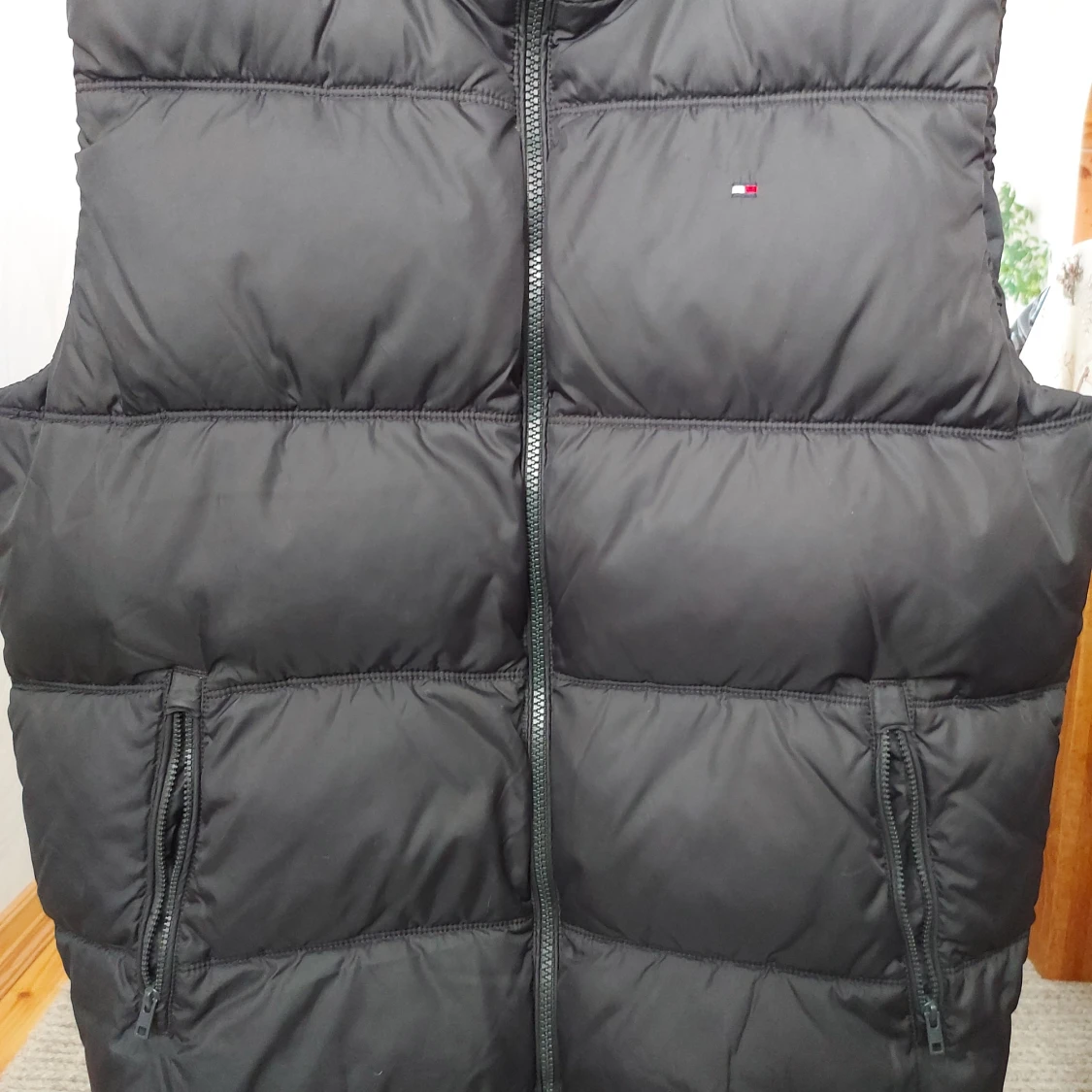 Svart dunväst från Tommy Hilfiger