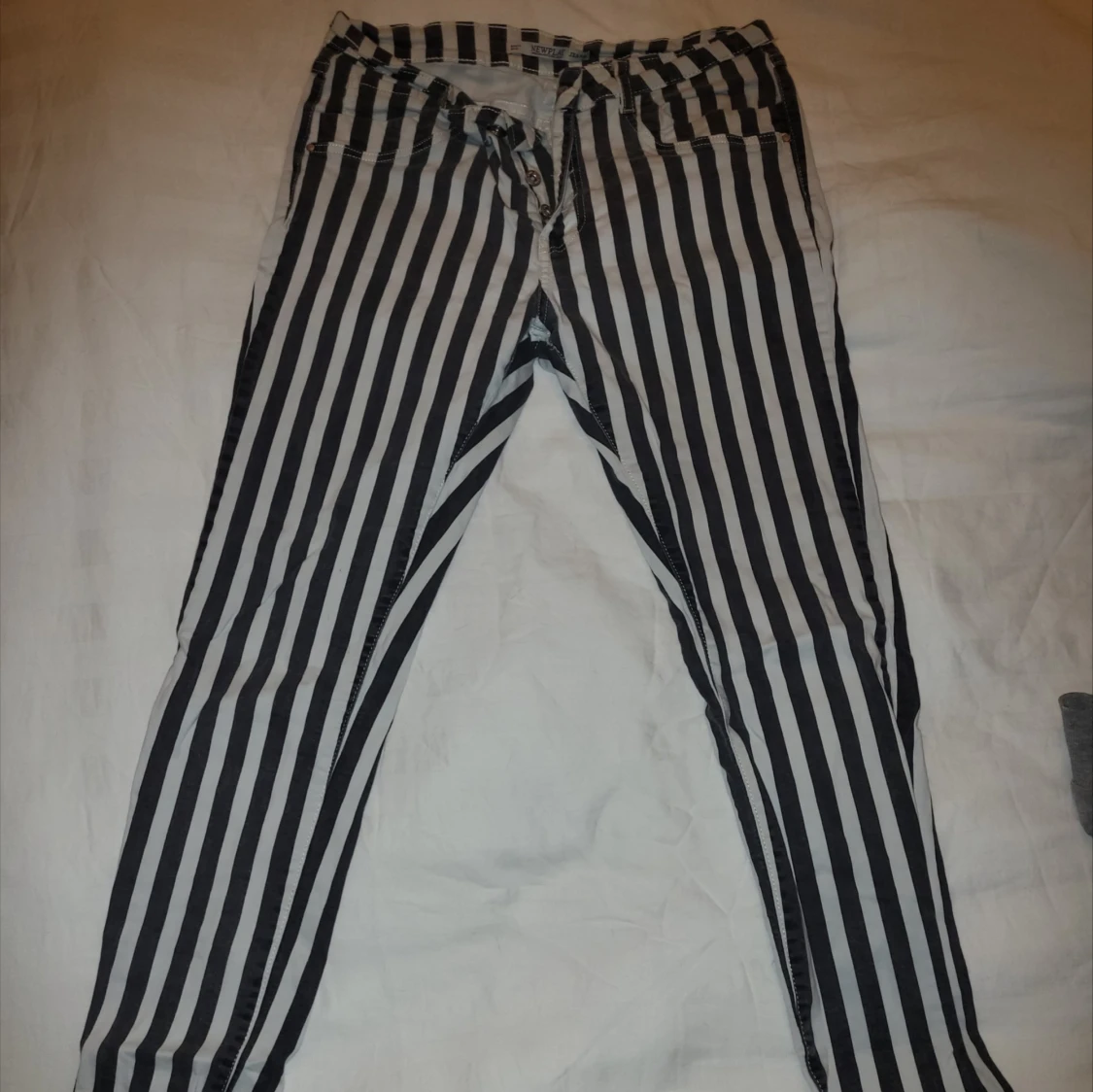 Randiga byxor med knappar