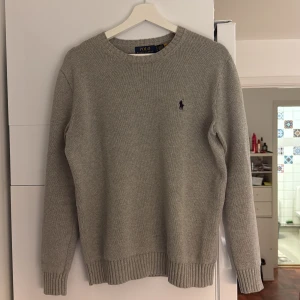 Grå stickad tröja från Polo Ralph Lauren - Säljer en stilren grå stickad tröja från Polo Ralph Lauren. Jag har seriöst bara använt den 2 gånger. Fick den i present och kände att den var lite för liten men kändes ej rätt att lämna tillbaka den vid tillfället. 