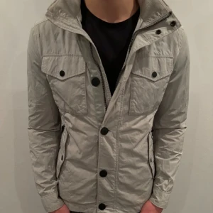 J.Lindberg bailey jacka - Snygg j.lindberg jacka perfekt till våren av den populära modellen Bailey. Skick 9/10. Har du frågor är det bara att höra av dig 