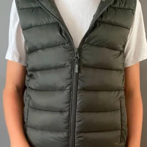 Grön väst från mango - Säljer en stilren grön dunväst från Mango. Västen har en dragkedja framtill och är perfekt för kyligare dagar. Den quiltade designen ger ett modernt intryck och den är lätt att matcha med olika outfits.