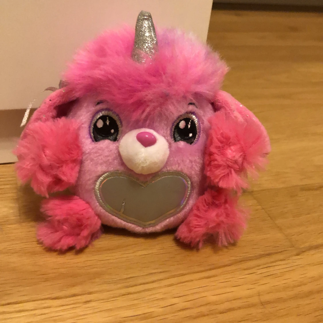 Rosa enhörningsmjukisdjur med glitterdetaljer