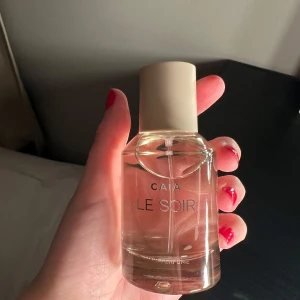 Parfym Le Soir från CAIA - Caia Le Soir Hair perfume från adventskalendern😍 50 ml. Oanvänd! Silkespåse ingår. Produktvärde: 545 kr