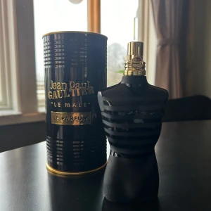Jean Paul Gaultier Le Male Le Parfum - Säljer en elegant parfym från Jean Paul Gaultier, Le Male Le Parfum. Flaskan är formad som en manlig torso i svart med guldiga detaljer. Förpackningen är en stilren svart burk med guldtext. Innehåller 125 ml av en intensiv och maskulin doft. Byten fungerar men säljes hälst!