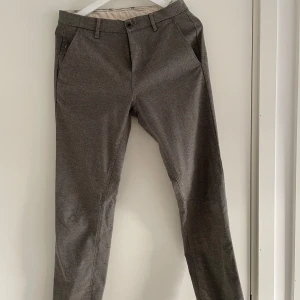 Grå kostymbyxor från Zara - Snygga grå kostymbyxor från Zara med en stilren design. Byxorna har en normal passform 