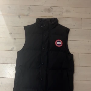 Canada Goose Väst (Dunväst garson svart) - Äkta Canada Goose väst från NK. Originalpriset är 7299 kr, men säljs för 2500 kr! 