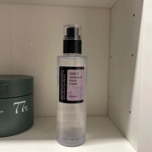 AHA 7 Whitehead Power Liquid från COSRX - Säljer en flaska AHA 7 Whitehead Power Liquid från COSRX. Perfekt för att exfoliera huden och minska vita pormaskar. Kommer i en praktisk pumpflaska på 100 ml.m. Använd en gång 