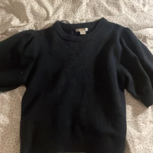 Svart tröja från Gina Tricot - Säljer en stilren svart tröja från Gina Tricot. Tröjan har en klassisk design med rund hals och långa ärmar. Perfekt för en enkel och snygg look. Passar bra till både jeans och kjol. 🖤