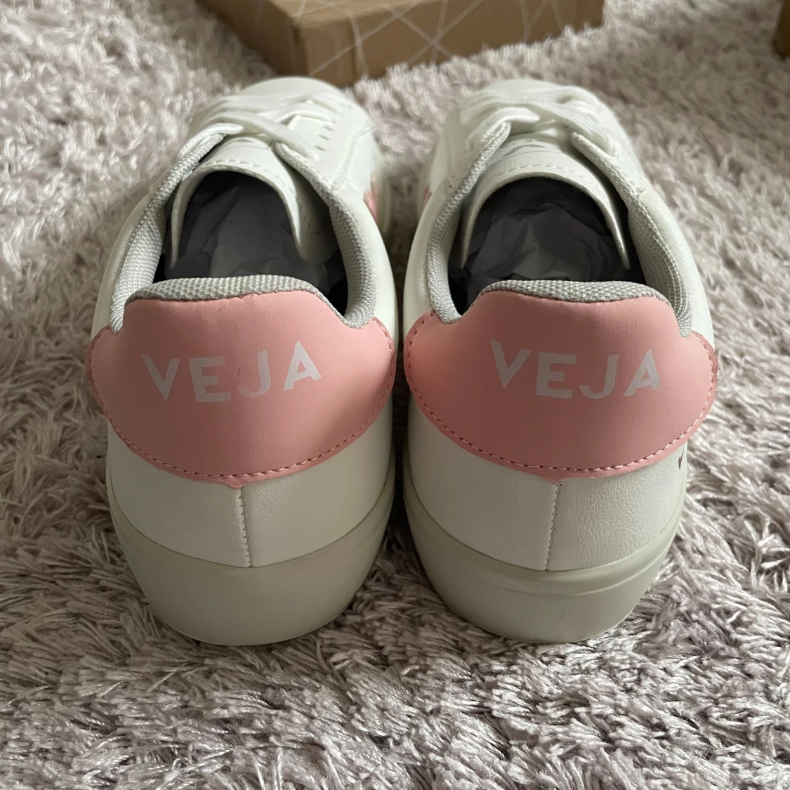 helt nya skor från veja med rosa detaljer  - 3
