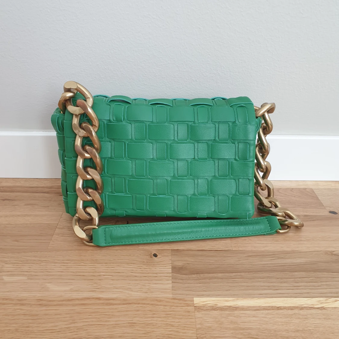 Grön axelväska med kedjedetaljer - Zara