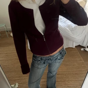 Kofta  - En jätte söt kofta från vila som inte kommer till användning använt fåtal gånger men är så fin och söt till hösten. Skriv för mer bilder eller info💗