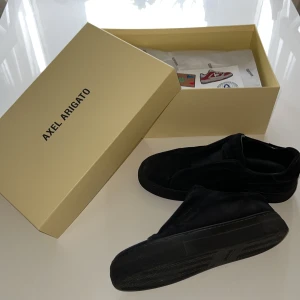 AXEL ARIGATOS  - Säljer mina Axel arigstos då de blivit för små, väldigt bra skick, original box medföljer/ storlek 43 men passar även 44. Jag rengör de och sprayar de så att de luktar som ny.