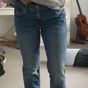 Low Waist Jeans - Säljer dessa oanvänd jeans från H&M då jag ska flytta och håller på rensa. De är lite förstora i midjan på mig som är 165 lång. De har endast provats men inte använts. Slutsålda på H&M. De är lågmidjade och raka i benen. Skriv för fler bilder! 