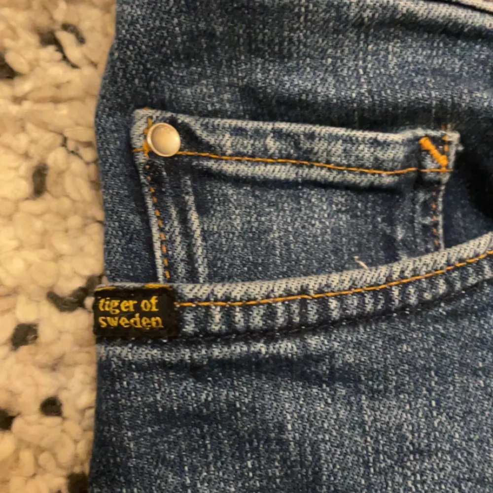 Säljer några tiger of sweden jeans som är köpta på volt för 1500 har kvitto. Modelen är slim men säljer dom för dom är lite stora. Dom är 30/30 i storlek.. Jeans & Byxor.