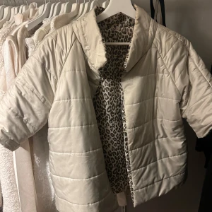 Trekvartsärmad jacka - Jätte skön och snygg med leopardmönster på insidan! Skulle säga att den passar s-m! 