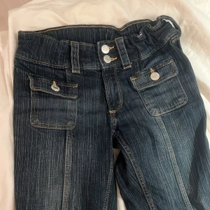 H&M blåa jeans med fickor - Snygga blå jeans, 10-11 år fast passar för 13 åringar de är uttöjda har fickor bra skick