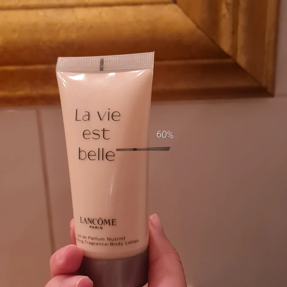 Äkta Lancome La vie est belle 30ml. Parfymen är endast testad och är i princip helt full! La vie est belle body lotion medföljer! (Och den är ungefär 60% full)  Parfymen Köptes ny för 900kr. Hör av er vid minsta fråga!! ♡♡. Skönhet.