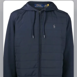 Ralph lauren jacka - Säljer min Ralph lauren jacka då jag vill köpa en ny till vintern | storlek M | jag är 183cm | nypris 3600kr | skick 10/10 | tveka inte att höra av vid intresse eller funderingar |