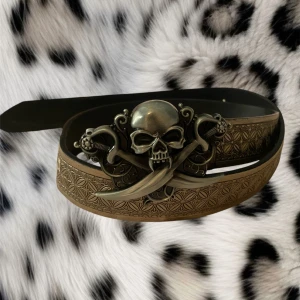 Skärp med döskalle på❤️ - Super coolt skärp med en döskalle på, kom tyvärr inte ihåg vart jag köpte den): men den är 114 cm lång❤️