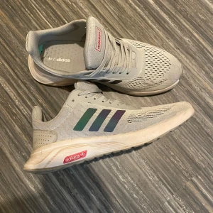 Sällsynta Adidas skor - Säljer dessa då jag ej använder längre. Dessa skor säljs inte i butik längre. Ny pris: 2000kr Mitt pris: 500 Priset är ej fast. Passar 43 och 43
