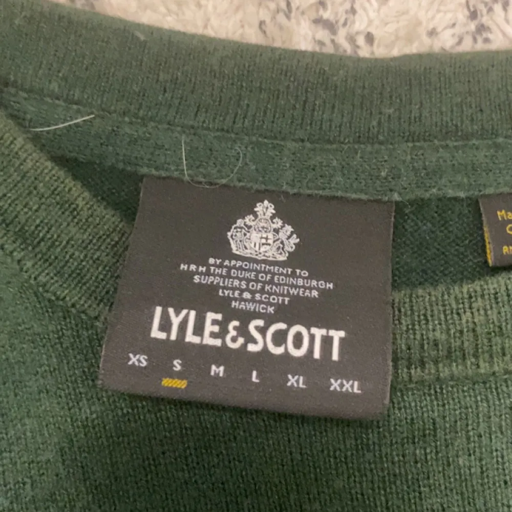 Säljer denna lyle and scott tröjan då jag inte behöver den länge. 9/10 i skick inga hål eller nått. Storlek s och passar perfekt om du är 173 eller lite mindre. Ny pris 499. Hoodies.