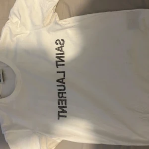 Saint laurent  - Säljer nu min saint Laurent t-shirt eftersom jag har växt ut den,köptes i vintras och användes cirka 5-10 gången hör av er ifall ni vill ha fler bilder eller några frågor 