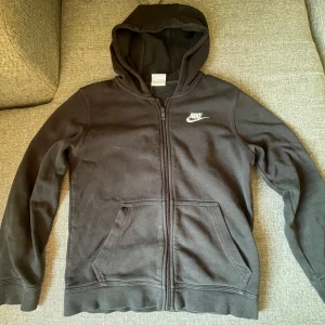 Nike huvtröja  - Jag säljer en svart Nike huvtröja i ett använt skick. Den är i storlek 137-147 men skulle säga att den passar lite större. Priset kan diskuteras 
