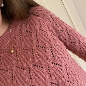 Rosa stickad tröja  - Super super fin rosa stickad tröja. Aldrig använd och i jätte bra skick! Väldigt stor i storleken och funkar för mig som är 170cm!!