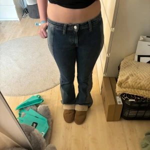 weekday jeans - säljer dessa jätte fina weekday jeans, säljer pga dom är försmå på mig💓 nypris ungefär 600kr (dom har en defekt längst ner se bild 4)