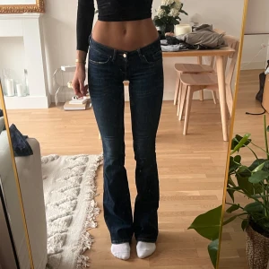 low waist bootcut jeans  - säljer dessa superfina jeans! dragkedjan har lossnat från ena sidan men syns inte när man bär jeansen! går jättelätt att sy tillbaka 