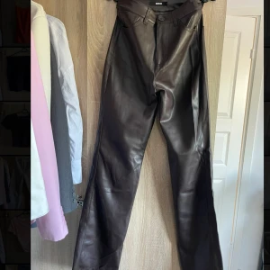 Bikbok - Bruna byxor i läderimitation.  Långa (jag är 1.70) Högmidjade  Använd ett fåtal gånger 