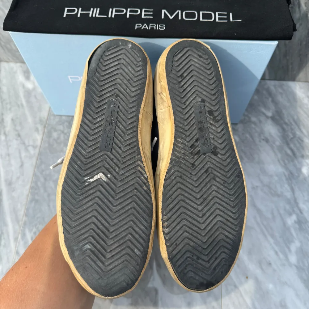 STEAL! Philippe Model sneakers | Utmärkt skick, gått upp lite under | Sitter 0,5 storlek större | Nypris: 4000 kr | Ingår: endast skorna | Frakt spårbart via Postnord eller Instabox, där köparen betalar | Tveka inte att höra av dig vid frågor📩. Skor.