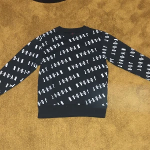 Säljer min typ oanvända Jordan huddie perfa nu till hösten. 9/10 skick och väldigt skönt material.stolek XS men passar även S. Kan diskutera pris vid snabb affär😉Frågor eller funderingar medels oss😀!  - XS