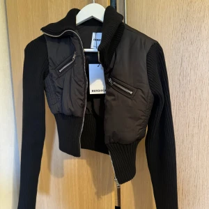 Moncler liknande jacka - Så fin jacka från Bershka i jätte bra kvalitet. Påminner om moncler cardigan. Helt ny