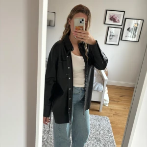 Skinnjacka - En skitsnygg skinnskjorta/ jacka. Säljer då den ej kommer till användning.  Oanvänd och i topp skick.  Säljer för 250 kr. 