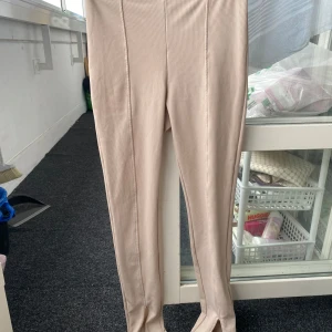 Beiga leggings  - Säljer mina fina leggings byxor som är mycket sköna och säljer pågrund av ingen användning av de 