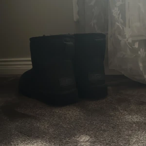 Uggs Svarta - Äkta uggs, andvända en säsong och är i bra skick, säljer pga vill köpa annan färg. Köpta på boozt för 2299kr😊