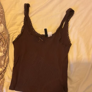 Brunt spetslinne - Brunt spetslinne från H&M, Aldrig använt