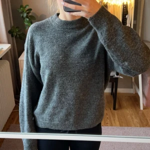 Stickad tröja  - Stickad grå tröja från hm i storlek xs!