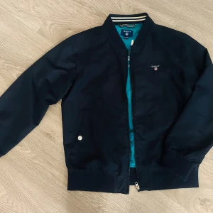 Gant höstjacka nyskick 146-152 - Säljer nu min sons Oanvända jacka från Gant, dragkedja & fickor. Perfekt till hösten.